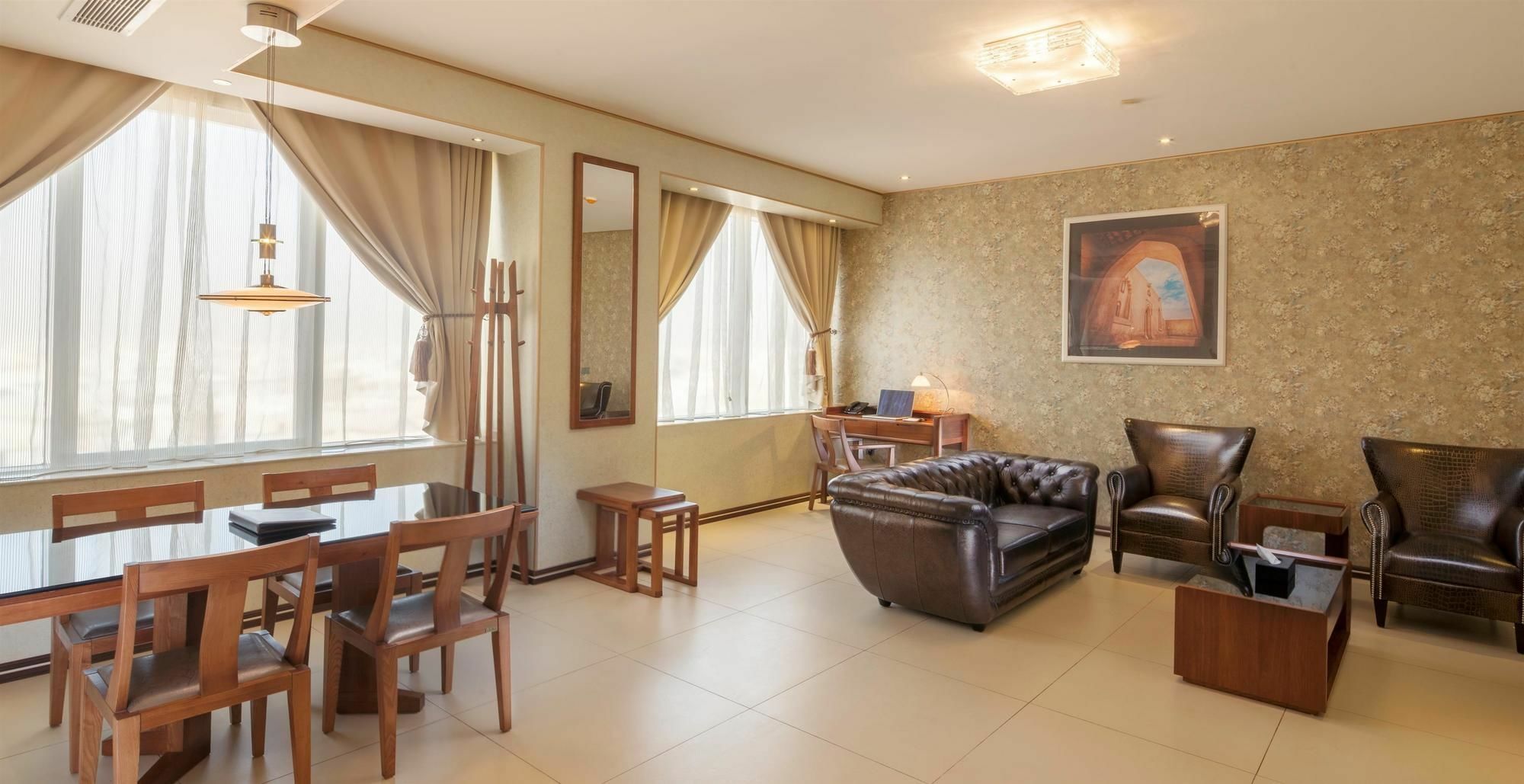 Al Ahsa Grand Serviced Apartment Al-Hofuf Dış mekan fotoğraf A living room in a suite at the Grand Hotel